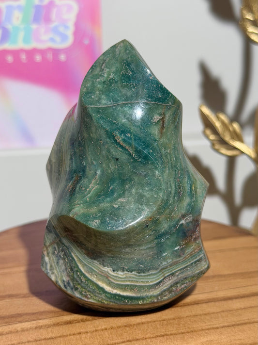 Green sea jasper flame with quartz veins