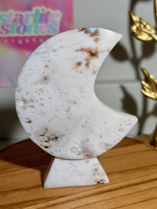 Pink carnelian self-standing moon carving from Indonesia (20C)