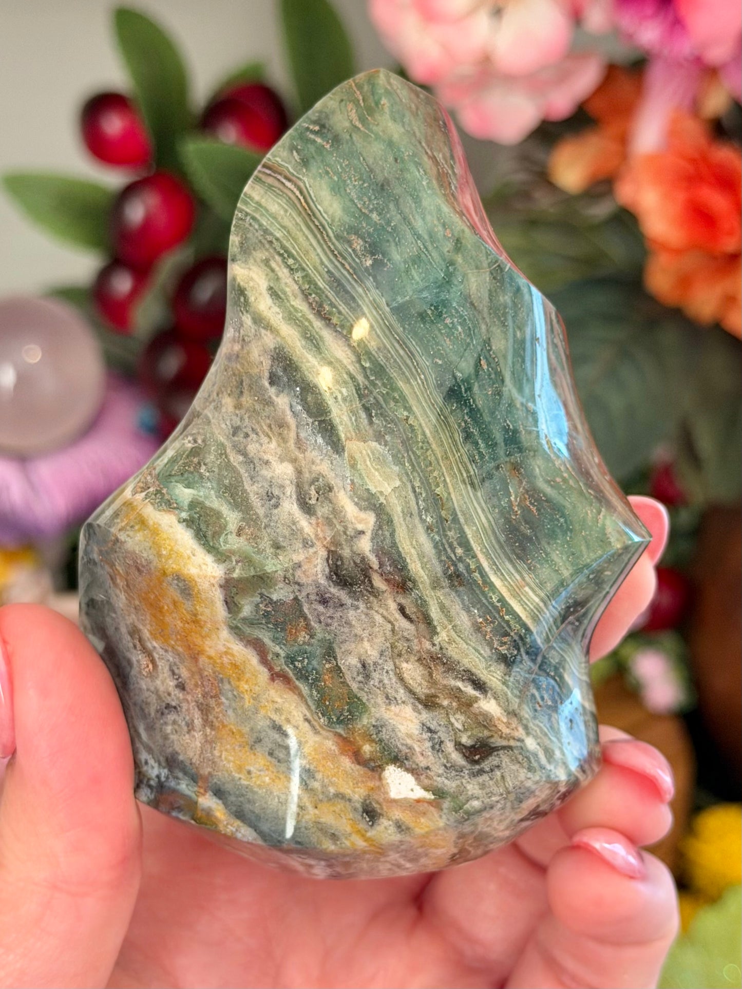Green sea jasper flame with quartz veins