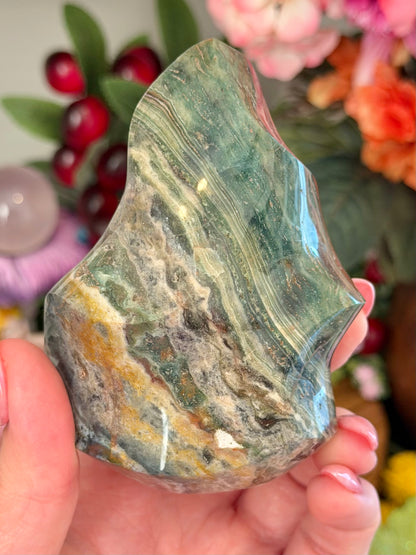 Green sea jasper flame with quartz veins