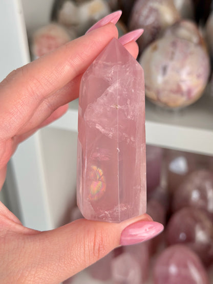Gemmy purple-toned rose quartz tower