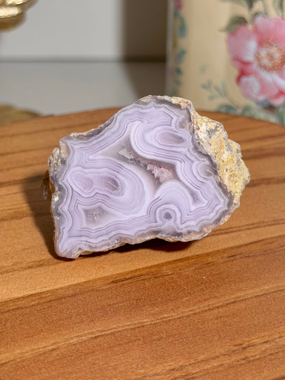 Pastel lilac Laguna agate with parallax banding