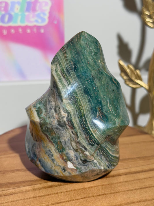 Green sea jasper flame with quartz veins